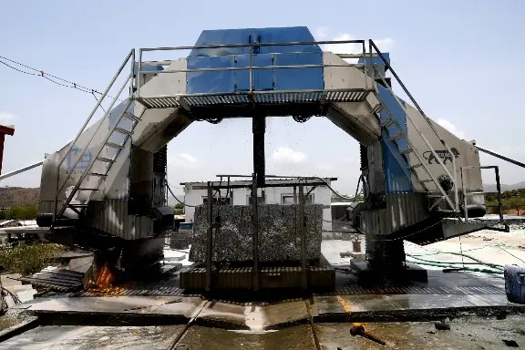 Large bridge cutter machine cutting a granite slab